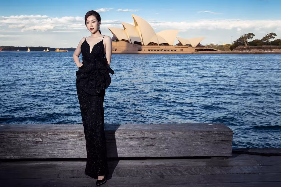 Đỗ Mỹ Linh xuất hiện với diện mạo đầy bắt mắt, thu hút tại show diễn.