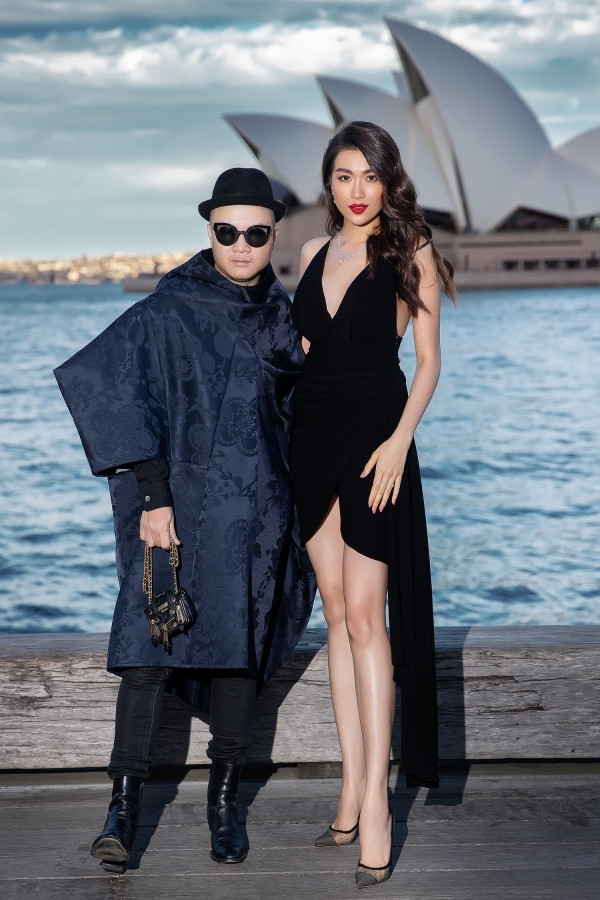 Á hậu Lệ Hằng diện đầm ngắn khoe chân dài miên man.