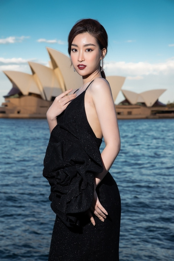 Hoa hậu Việt Nam 2016 Đỗ Mỹ Linh chọn đầm xẻ ngực, hở vai. Bộ váy suông khoét sâu phần lưng tăng vẻ gợi cảm cho người mặc.