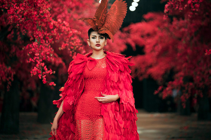 Hoàng Yến luôn cố gắng để làm mới bản thân, làm gương cho các người mẫu đàn em. Hoàng Yến luôn cố gắng để làm mới bản thân, làm gương cho các người mẫu đàn em.