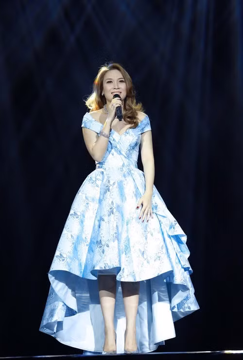 Thiết kế đầm xòe, xếp li gam xanh với họa tiết hoa nền nã giúp ca sĩ sinh năm 1981 trở nên gợi cảm và quyến rũ hơn. Hơn thế, phần eo bánh mì cũng được giấu nhẹm. Thiết kế đầm xòe, xếp li gam xanh với họa tiết hoa nền nã giúp ca sĩ sinh năm 1981 trở nên gợi cảm và quyến rũ hơn. Hơn thế, phần eo bánh mì cũng được giấu nhẹm.