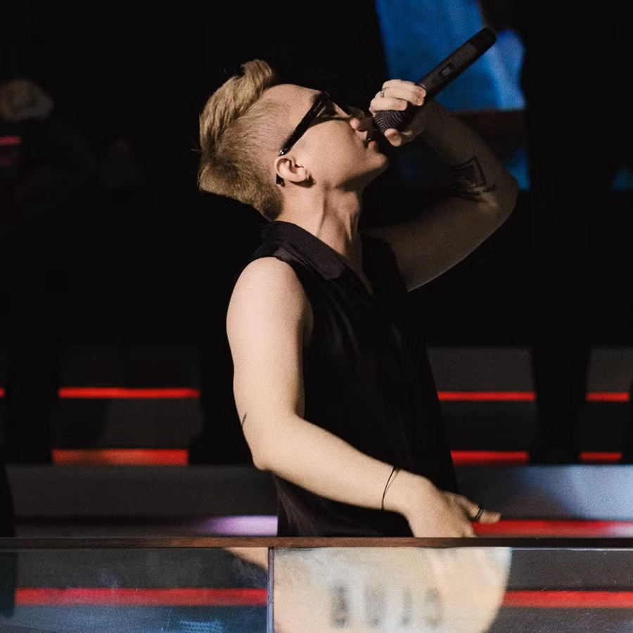 Vốn sở hữu gương mặt điển trai, tuy nhiên từ khi ra mắt, nam ca sĩ gốc Thái Bình vốn được biết đến với vóc người khá "khiêm tốn". Có lẽ nhận ra nhược điểm này của mình, Sơn Tùng đã quyết tâm tập luyện vất vả để có được màn thay đổi ngoạn mục này.