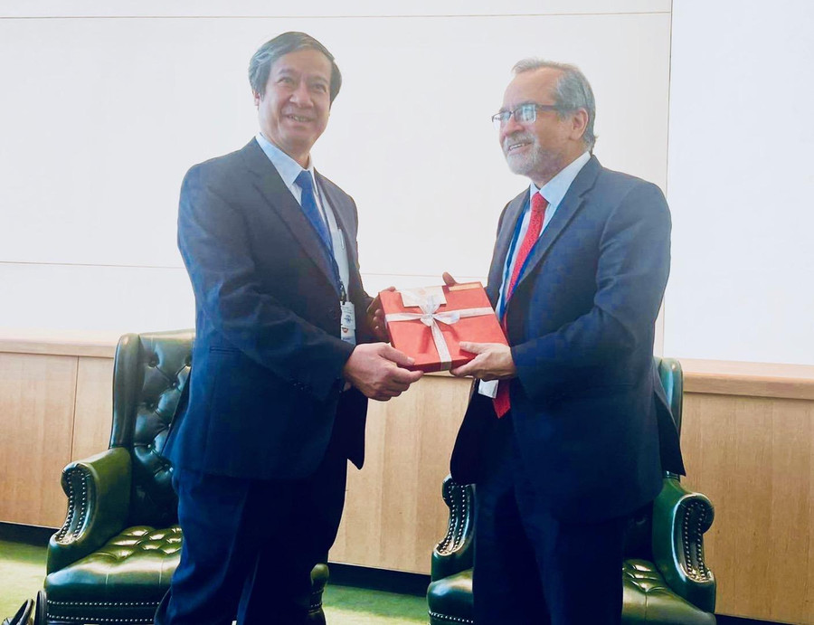 Bộ trưởng Nguyễn Kim Sơn trao quà lưu niệm tới ngài Jaime Saavedra.