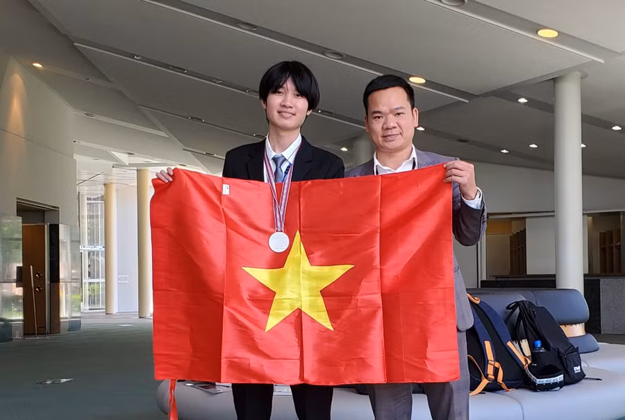 Nam sinh Lê Viết Hoàng Anh và thầy giáo Nguyễn Hoàng Hà. Ảnh: NTCC.