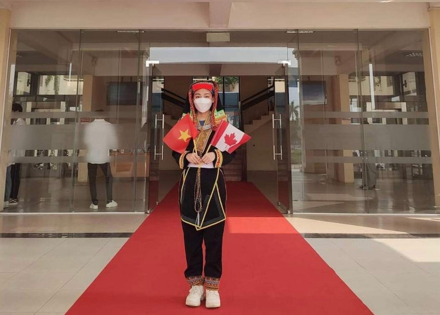 Nữ sinh viên Triệu Thị Xuân Thu tham gia đón Bộ trưởng Ngoại giao Canada thăm làm việc tại Đại học Thái Nguyên.