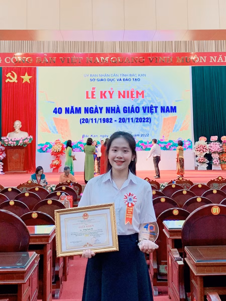 Hùng Ngân Hà hiện đang là học sinh lớp 12 Anh trường THPT Chuyên Bắc Kạn.