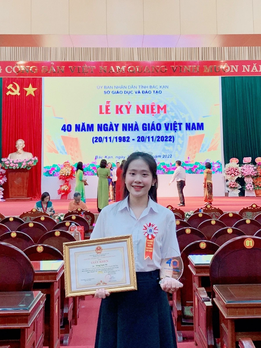 Hùng Ngân Hà hiện đang là học sinh lớp 12 Anh trường THPT Chuyên Bắc Kạn.