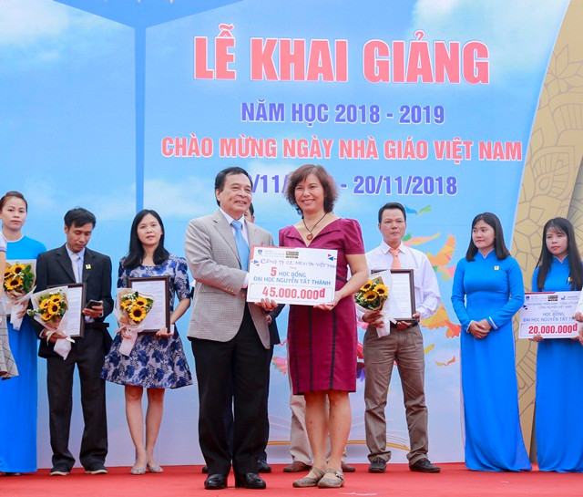 Một Doanh nghiệp trao học bổng cho Trường ĐH Nguyễn Tất Thành tại lễ khai giảng năm học mới 2018-2019 Một Doanh nghiệp trao học bổng cho Trường ĐH Nguyễn Tất Thành tại lễ khai giảng năm học mới 2018-2019