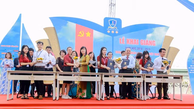 Ban chủ nhiệm 13 Khoa của trường ĐH Nguyễn Tất Thành ký kết đầu ra việc làm với đại diện tân sinh viên khóa học 2018