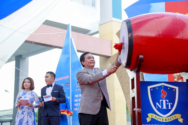 PGS-TS. Nguyễn Mạnh Hùng- Hiệu trưởng Trường ĐH Nguyễn Tất Thành đánh trống khai giảng năm học mới PGS-TS. Nguyễn Mạnh Hùng- Hiệu trưởng Trường ĐH Nguyễn Tất Thành đánh trống khai giảng năm học mới