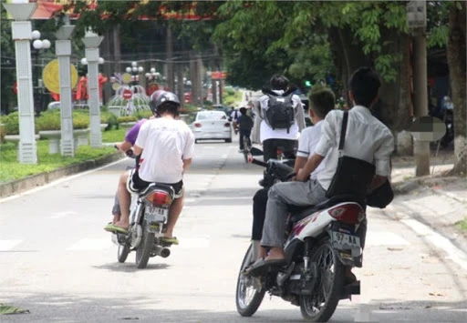 Giờ tan học tại nhiều tuyến đường của thành phố Bắc Kạn không khó để gặp những chiếc xe gắn biển AA do học sinh điều khiển nhưng không đội mũ bảo hiểm theo quy định.