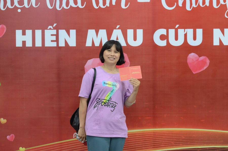 Cô Lê Thị Mỹ Hạnh tích cực tham gia hiến máu nhân đạo để cứu giúp bệnh nhân.