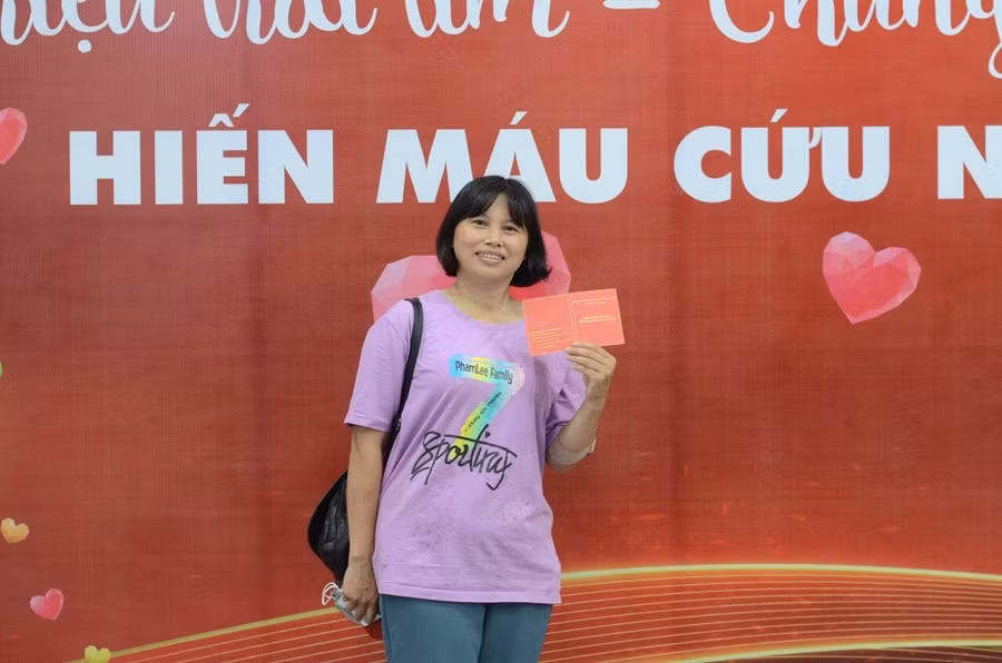 Cô Lê Thị Mỹ Hạnh tích cực tham gia hiến máu nhân đạo để cứu giúp bệnh nhân.