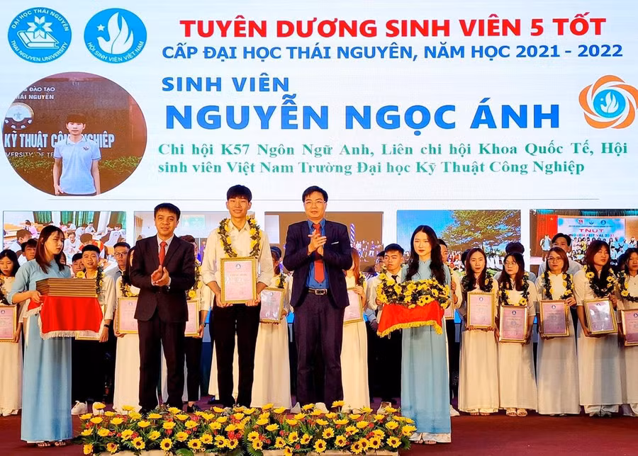 Hội Sinh viên Đại học Thái Nguyên trao giấy chứng nhận “Sinh viên 5 tốt” cấp ĐHTN năm học 2021 - 2022 cho sinh viên trường Đại học Kỹ thuật Công nghiệp.