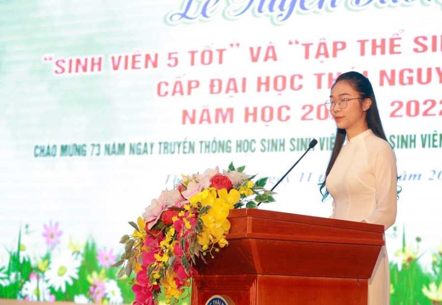 Đại diện 355 sinh viên 5 tốt của Đại học Thái Nguyên phát biểu tại chương trình. Đại diện 355 sinh viên 5 tốt của Đại học Thái Nguyên phát biểu tại chương trình.