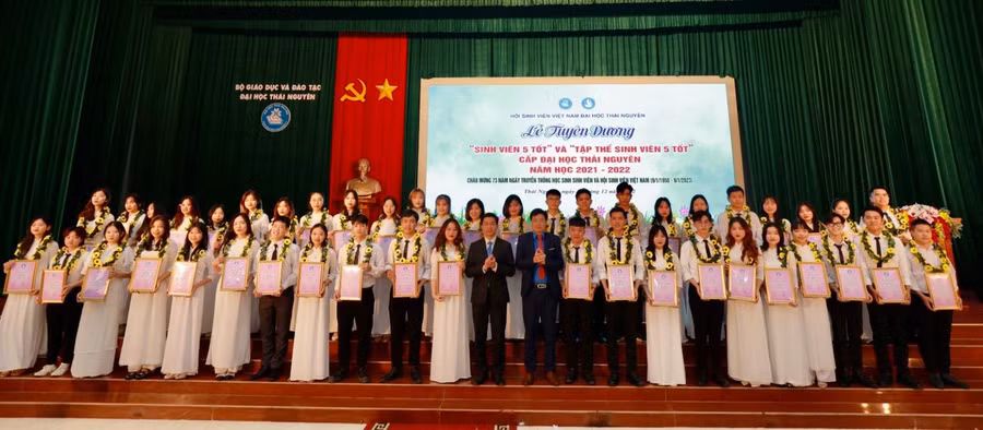 Đại học Thái Nguyên tuyên dương tập thể và cá nhân sinh viên 5 tốt.