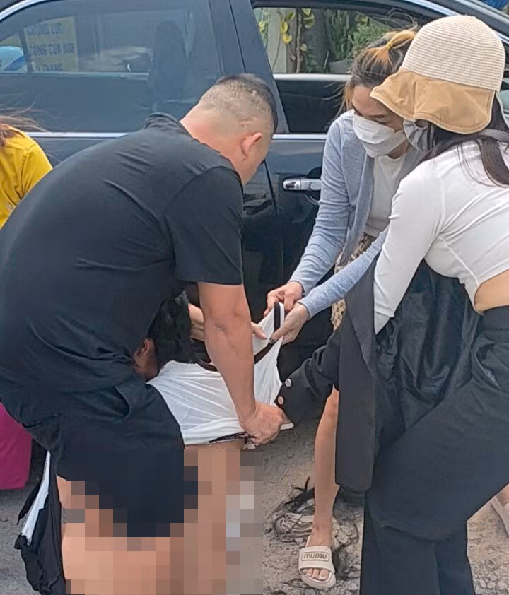 Cô gái bị lột sạch quần áo giữa đường.