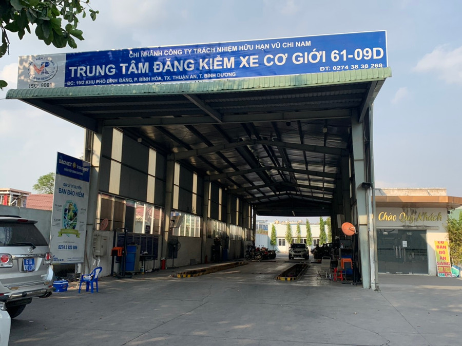 Trung tâm đăng kiểm xe cơ giới 61-09D thời điểm công an khám xét. Trung tâm đăng kiểm xe cơ giới 61-09D thời điểm công an khám xét.