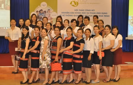 Các cô giáo vùng khó tham dự hội thảo