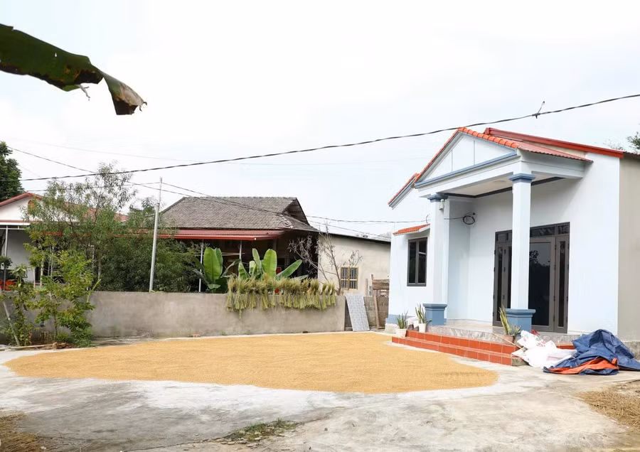 Những ngôi nhà mới khang trang giúp hộ nghèo yên tâm sinh sống.