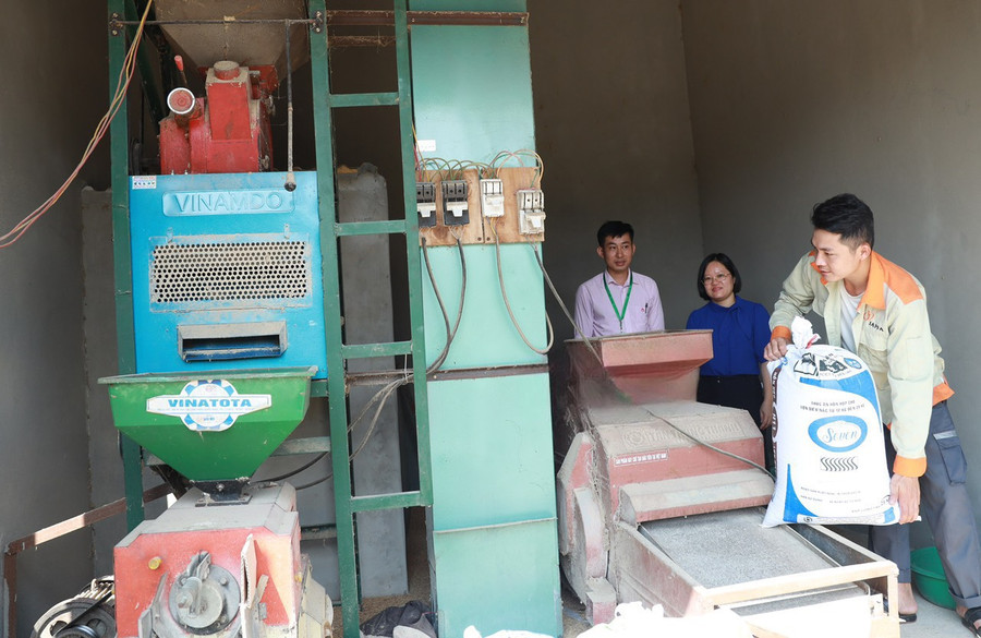 Nhờ nguồn vốn vay từ NHCSXH TP. Phổ Yên, anh Nguyễn Văn Chính, xóm Thuận Đức, xã Minh Đức đã đầu tư mua máy say xát gạo, qua đó từng bước cải thiện thu nhập của gia đình.