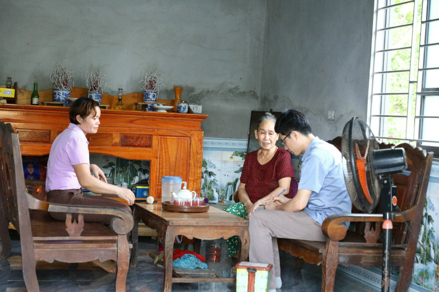 Gia đình bà Lường Thị Vy vui mừng phấn khởi khi được hỗ trợ xây dựng căn nhà mới. Gia đình bà Lường Thị Vy vui mừng phấn khởi khi được hỗ trợ xây dựng căn nhà mới.