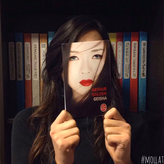 Lấy sách che mặt: Trào lưu chụp ảnh hài hước mới?