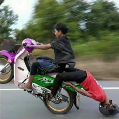 Phía sau một quái xế.