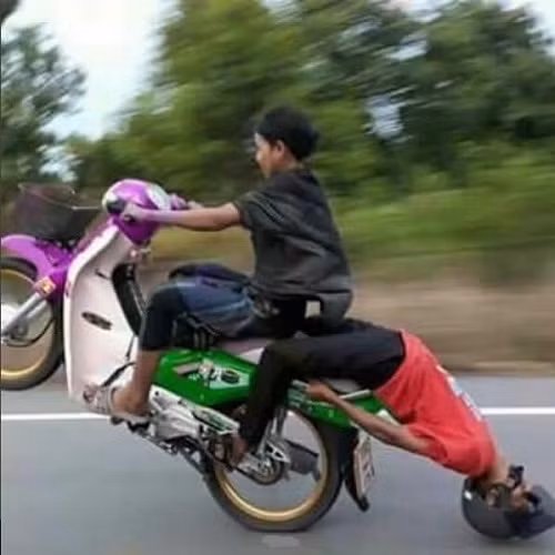 Phía sau một quái xế.