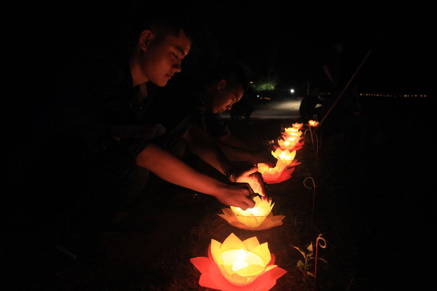 Thắp nến hoa đăng tri ân những người ngã xuống đem lại dòng nước tưới tiêu cho vùng quê xứ Nghệ