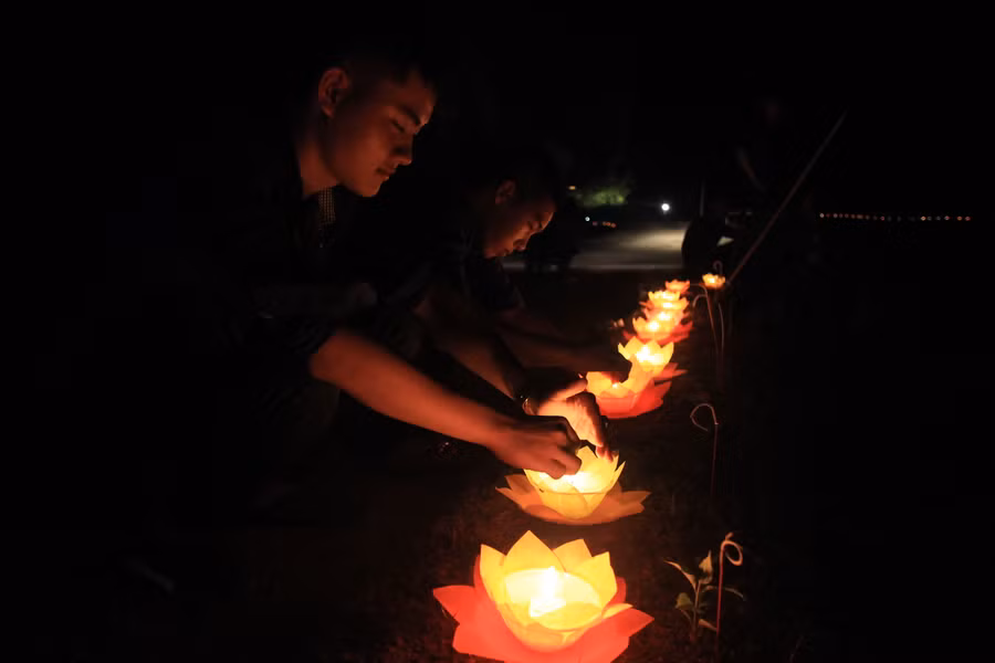 Thắp nến hoa đăng tri ân những người ngã xuống đem lại dòng nước tưới tiêu cho vùng quê xứ Nghệ