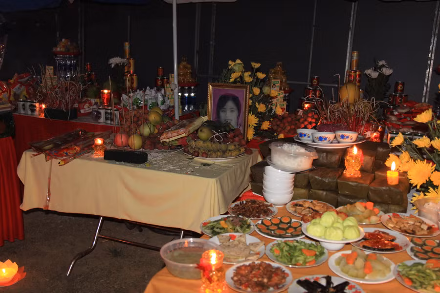 Những người đã mất, hầu hết ở lứa tuổi đôi mươi, chỉ có một vài người còn lại di ảnh