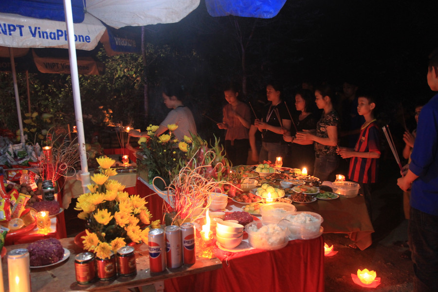 Rất đông người dân đã đến thắp hưởng tưởng nhớ