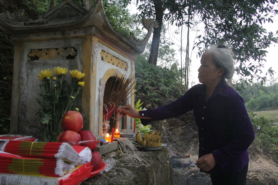 Một ngôi miếu nhỏ được dựng lên gần khu vực cống