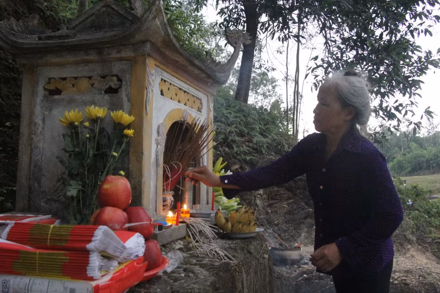 Một ngôi miếu nhỏ được dựng lên gần khu vực cống