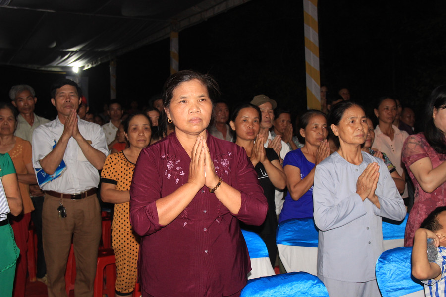 Thân nhân, gia đình của người mất xúc động trong lễ cầu siêu