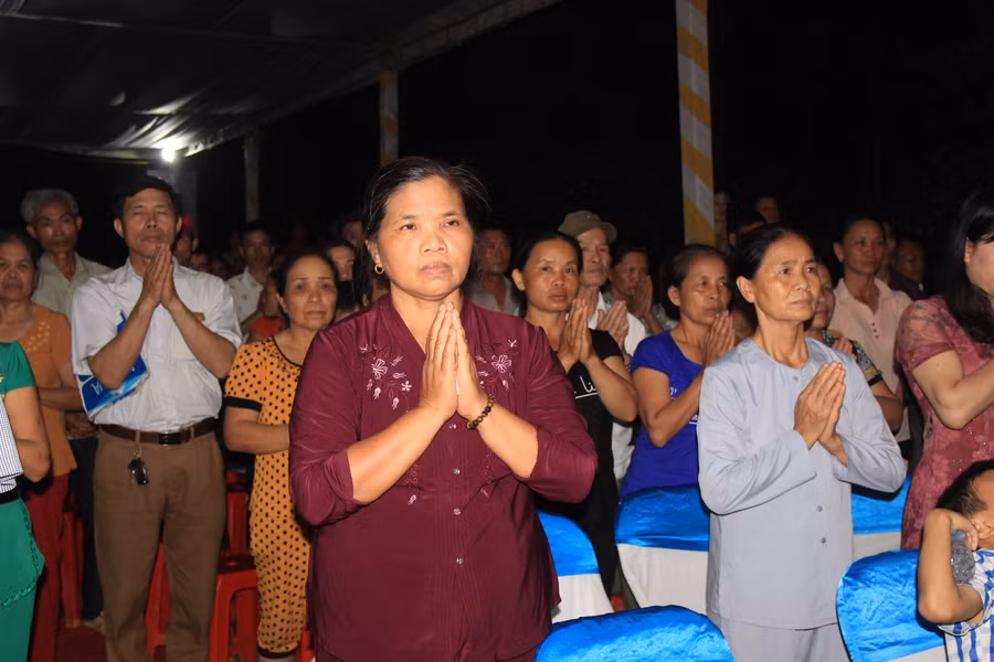 Thân nhân, gia đình của người mất xúc động trong lễ cầu siêu