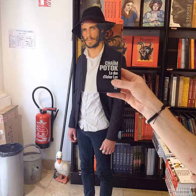 Lấy sách che mặt: Trào lưu chụp ảnh hài hước mới? - Ảnh 8.