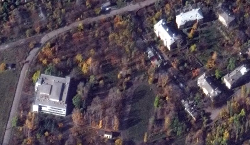 Ảnh vệ tinh của Maxar về trường dạy nghề là nơi trú đóng tạm thời của quân đội Nga trước khi chúng bị tấn công. Điều này cho thấy, chỉ cần một hình ảnh hay cảnh quay của binh sĩ Nga về các tòa nhà trú quân là đối phương có thể dễ dàng xác định được vị trí của họ