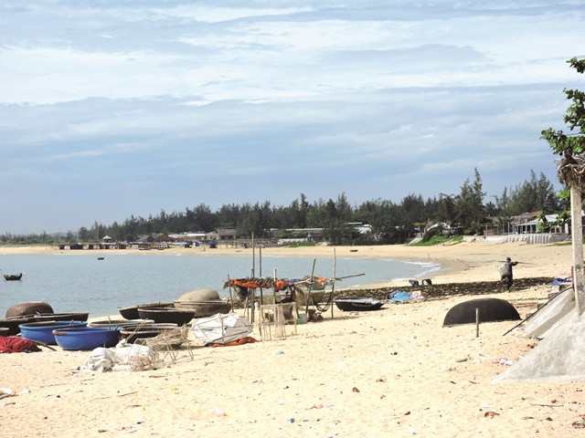 Bờ cát trắng thoai thoải - nơi du khách tha hồ thả đôi chân trần