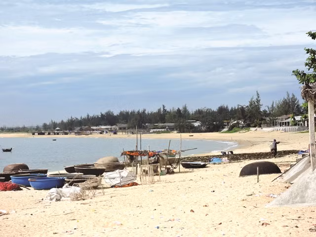 Bờ cát trắng thoai thoải - nơi du khách tha hồ thả đôi chân trần Bờ cát trắng thoai thoải - nơi du khách tha hồ thả đôi chân trần