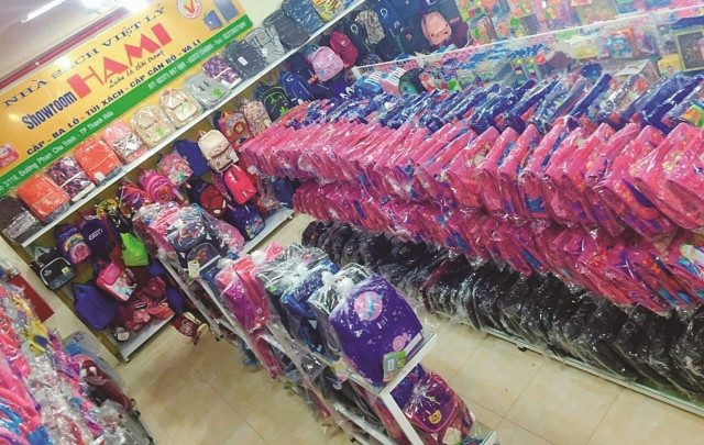 Cặp sách chất đầy trong một cửa hàng bán đồ dùng cho học sinh