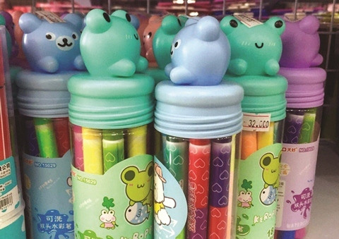 Đồ dùng học tập bắt mắt của Trung Quốc sản xuất “được lòng” nhiều học sinh tiểu học