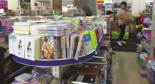 Các mặt hàng phục vụ năm học mới đầy ắp các điểm bán quen thuộc với phụ huynh và học sinh