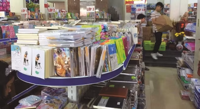 Các mặt hàng phục vụ năm học mới đầy ắp các điểm bán quen thuộc với phụ huynh và học sinh