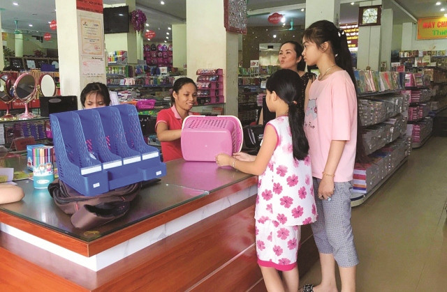 Mặc dù đang thời điểm “nóng” mua sắm đồ dùng học tập, nhưng không gian mua sắm hiện đại của cửa hàng này cũng không mấy đông khách vào ngày đầu tuần