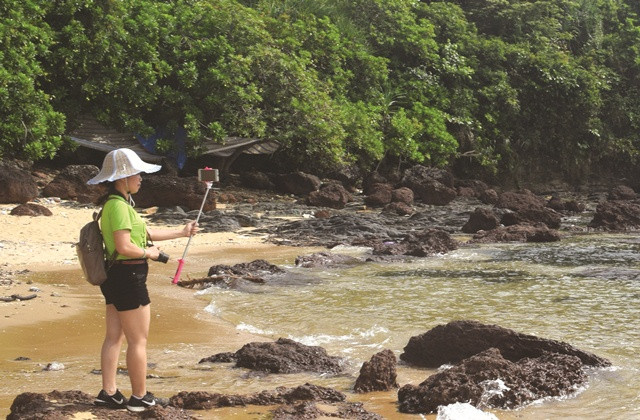 Du khách tự sướng, quên đi mệt mỏi đời thường tại biển Rạng