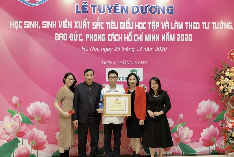 Mai Trung Hiếu cùng gia đình trong Lễ tuyên dương học sinh giỏi.