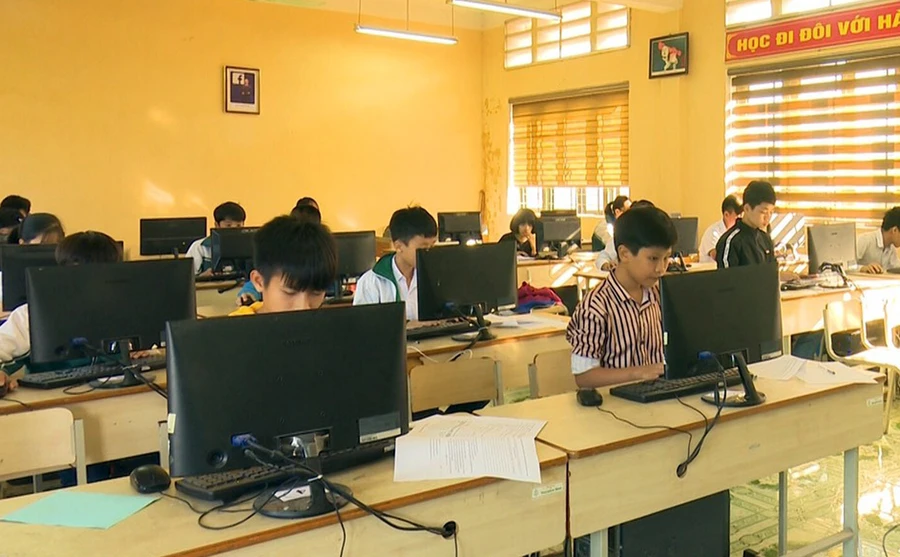 Các em học sinh đang làm bài thi