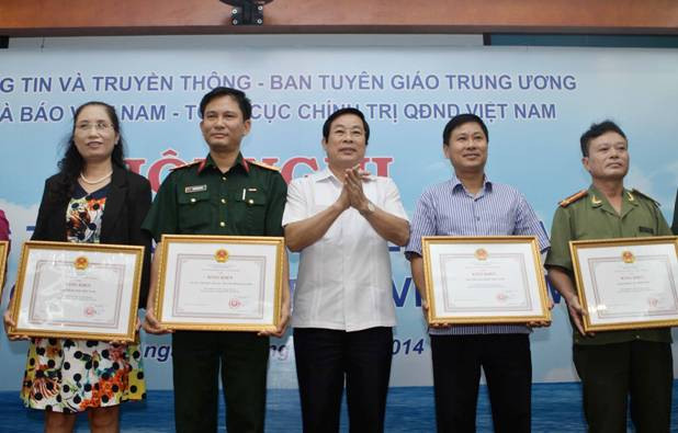 Bộ trưởng Bộ TT&TT Nguyễn Bắc Son trao Bằng khen cho các cơ quan báo chí, nhà báo có thành tích xuất sắc trong công tác tuyên truyền bảo vệ chủ quyền biển, đảo. Bộ trưởng Bộ TT&TT Nguyễn Bắc Son trao Bằng khen cho các cơ quan báo chí, nhà báo có thành tích xuất sắc trong công tác tuyên truyền bảo vệ chủ quyền biển, đảo.